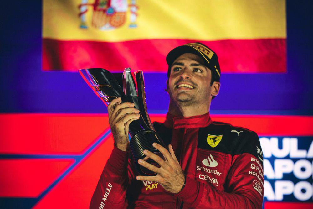 Carlos Sainz memegang trofi kemenangan GP Singapura 2023. (ferrari.com)