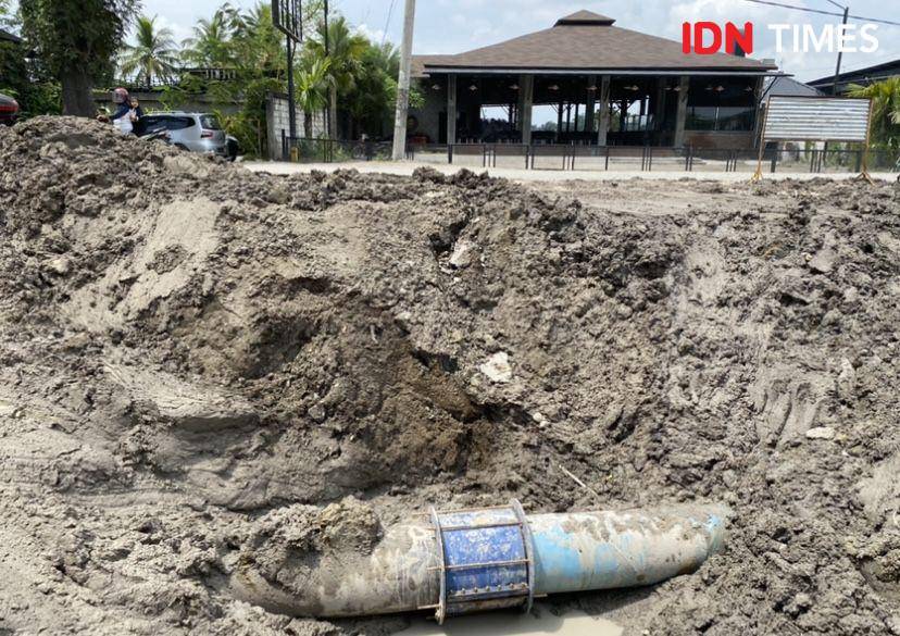 Pipa 600 mm milik Perusahaan Umum Daerah (Perumda) Tirtanadi pecah yang diakibatkan galian drainase (IDN Times/Indah Permata Sari)