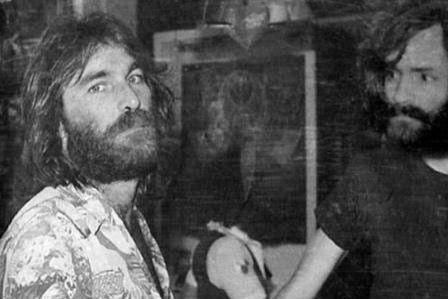 potret Dennis Wilson (kiri) dan Charles Manson (nerocafe.net)