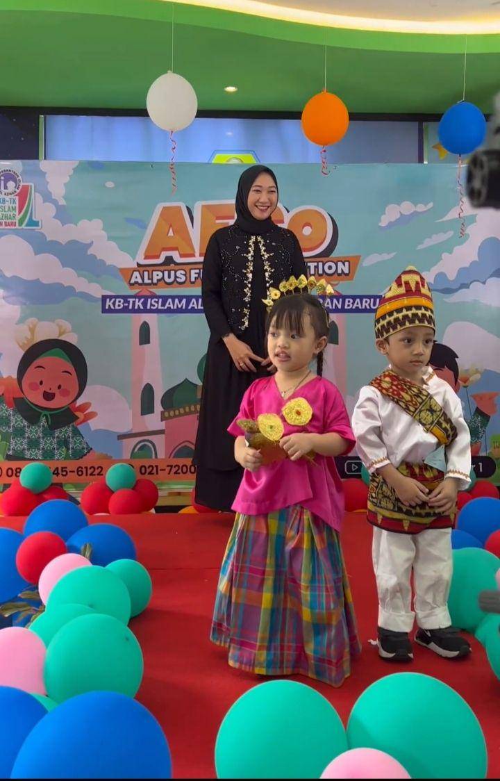 Zaskia Gotik dan Arsila (Instagram.com/zaskia_gotix)