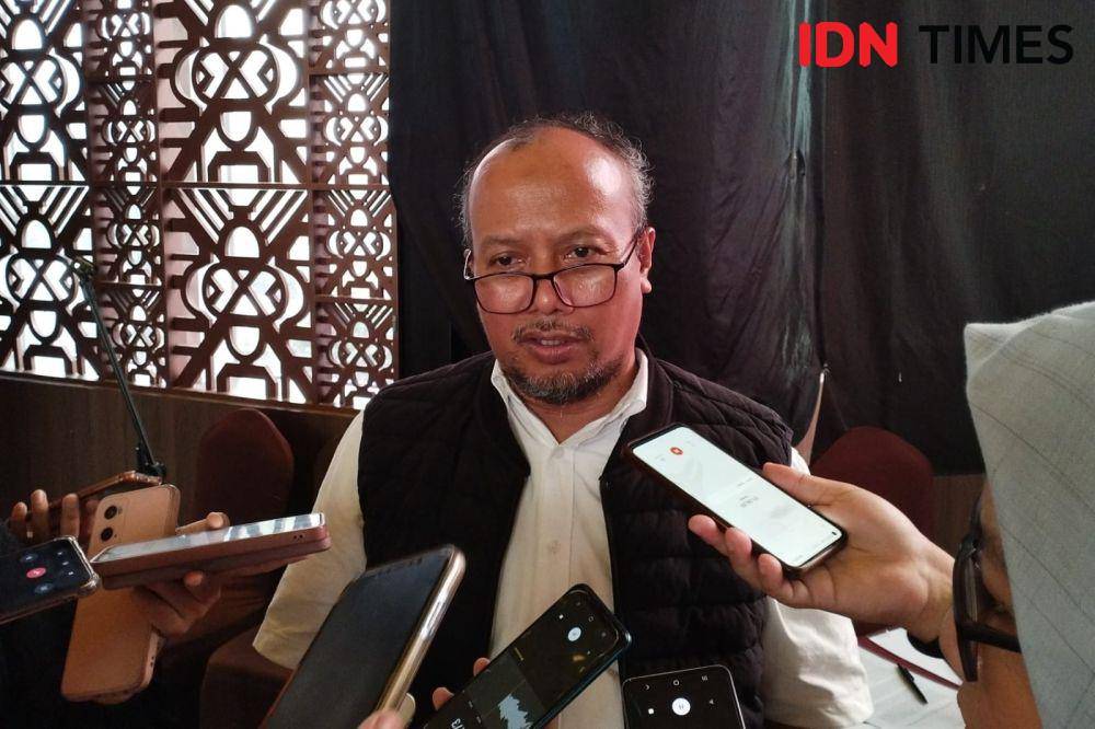 Anggota Badan Pengatur Jalan Tol (BPJT) Unsur Masyarakat Kementerian PUPR, Tulus Abadi di Hotel Grandhika, Jakarta Selatan, Kamis (16/11/2023). (IDN Times/Trio Hamdani)