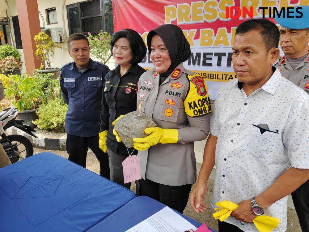 Kapolsek Bantargebang AKP Ririn Sri Damayanti menunjukkan batu yang dijadikan barang bukti. (IDN Times/Imam Faishal)