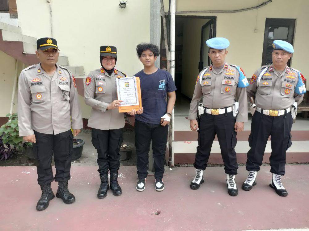 Polisi kasih penghargaan kepada Gilang yang duel lawan begal. (Dokumen Polsek Bantargebang)