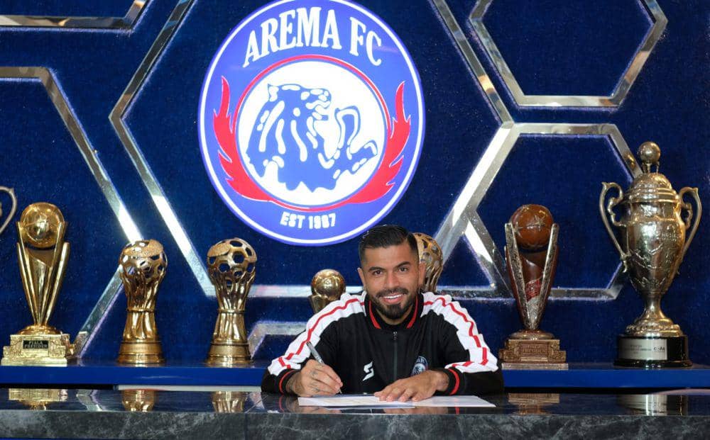 Julian Guevera diperkenalkan sebagai pemain baru Arema FC. (Dok. Media Officer Arema FC)