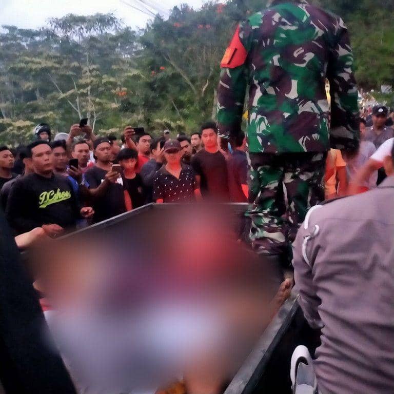 Minibus alami rem blong dan mengalami kecelakaan di Jalur Desa Bangbang-Desa Nongan. Akibatnya 6 penumpang meninggal dunia(Dok.IDNTimes/istimewa)