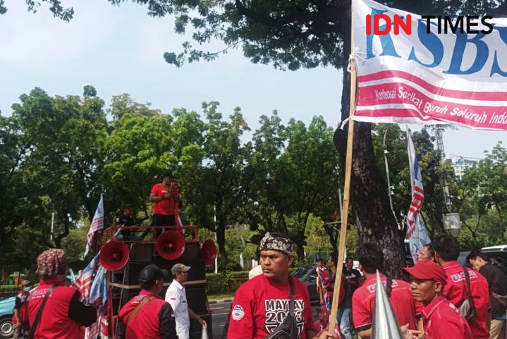 Demo buruh tuntut kenaikan UMP Jakarta di Balai Kota, Kamis (16/11/2023). (IDN Times/Dini Suciatiningrum)