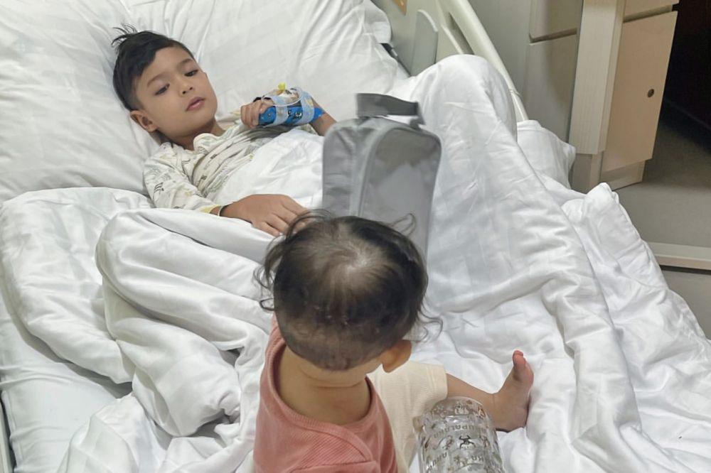 9 Potret Anak Mikaila Patritz yang Demam Tinggi sampai Masuk UGD