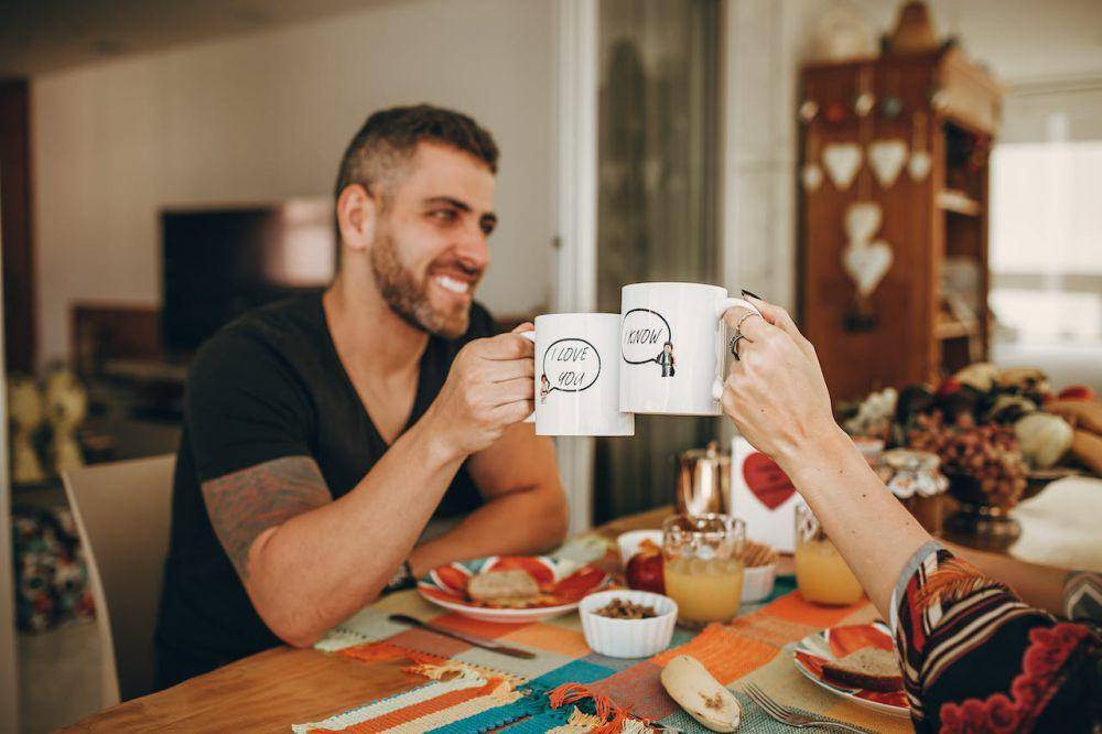ilustrasi minum dan sarapan (pexels.com/Helena Lopes)