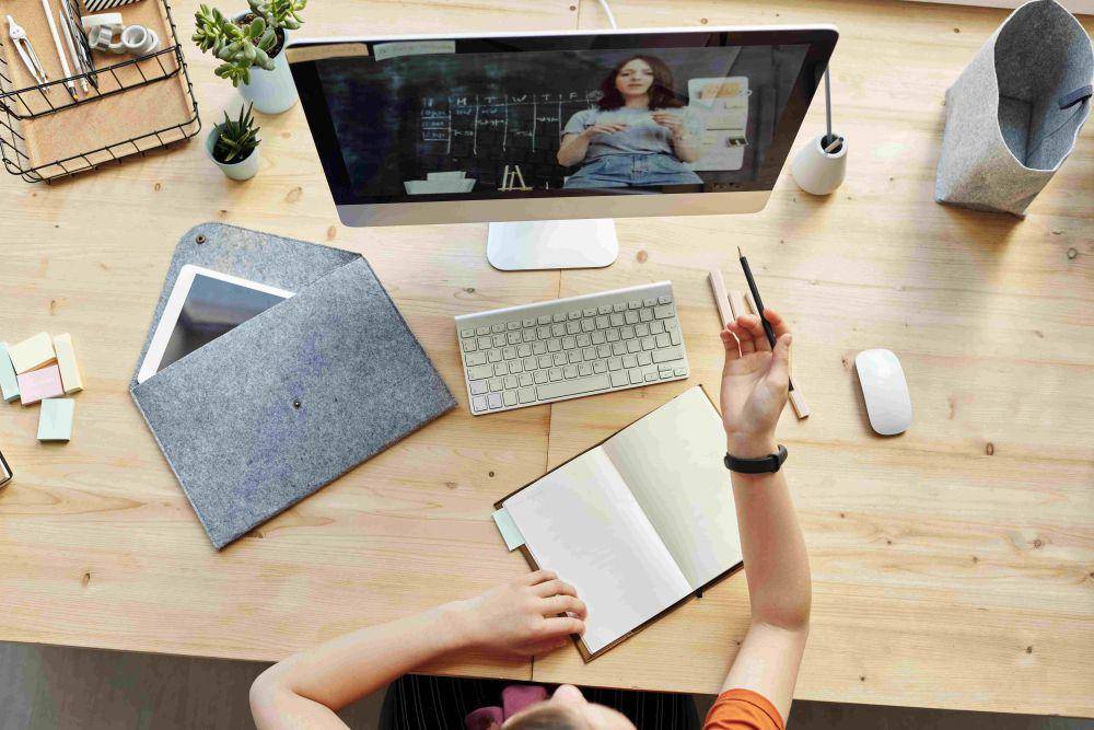 ilustrasi sedang investasi diri (pexels.com/Julia M Cameron)