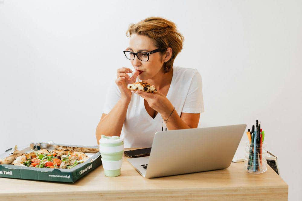 ilustrasi makan dan minum depan laptop (pexels.com/Karolina Grabowska)