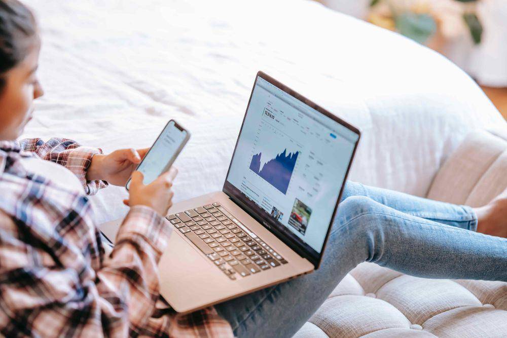 ilustrasi investasi saham (pexels.com/Liza Summer)
