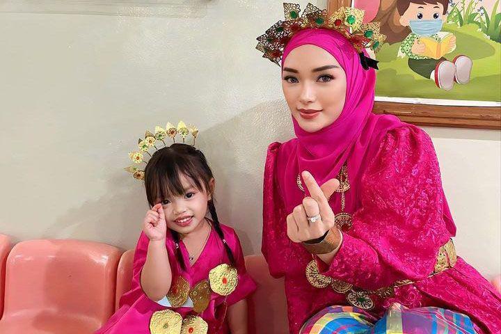 9 Potret Zaskia Gotik Temani Arsila Anaknya Fashion Show di Sekolah