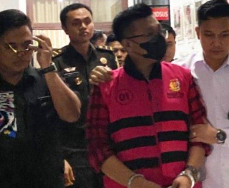 Daerah Sarana Pembangunan Muara Enim (PD SPME) berinisial NR saat ditahan Kejari Muarae