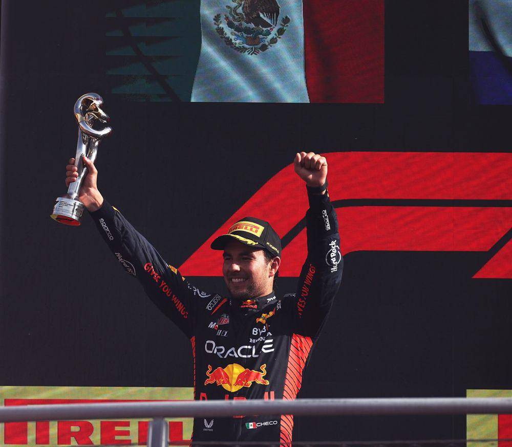 Sergio Perez mengangkat trofi juara kedua di GP Italia 2023. (twitter.com/Sergio Perez)