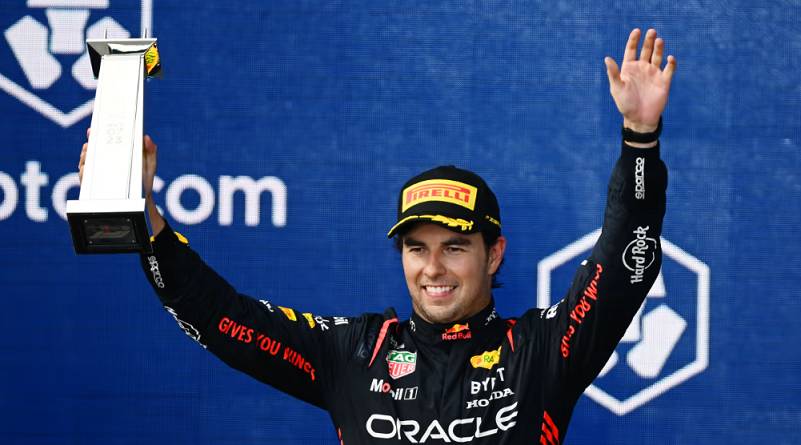 Sergio Perez mengangkat trofi juara kedua di GP Miami 2023. (formula1.com)