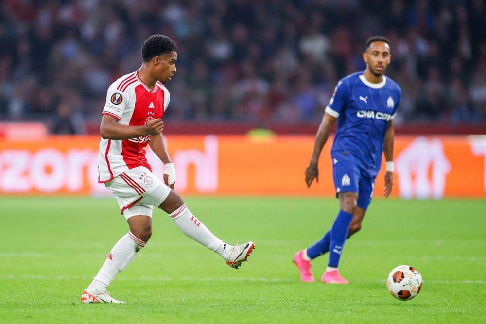 Silvano Vos (kiri) saat membela Ajax Amsterdam. (instagram.com/silvanovos)