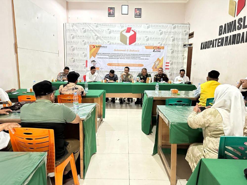 Bawaslu, KPU, dan Parpol di Madina Teken MoU soal Penertiban APS
