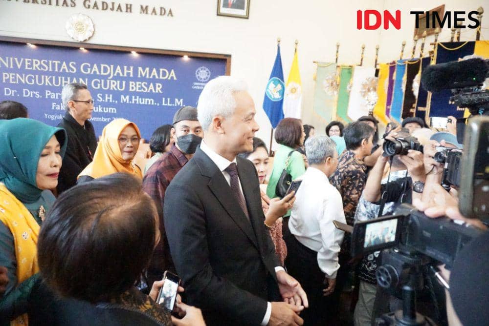 Capres Ganjar Pranowo di acara pengukuhan Guru Besar UGM, Kamis (16/11/2023) (IDNTimes/Herlambang Jati)