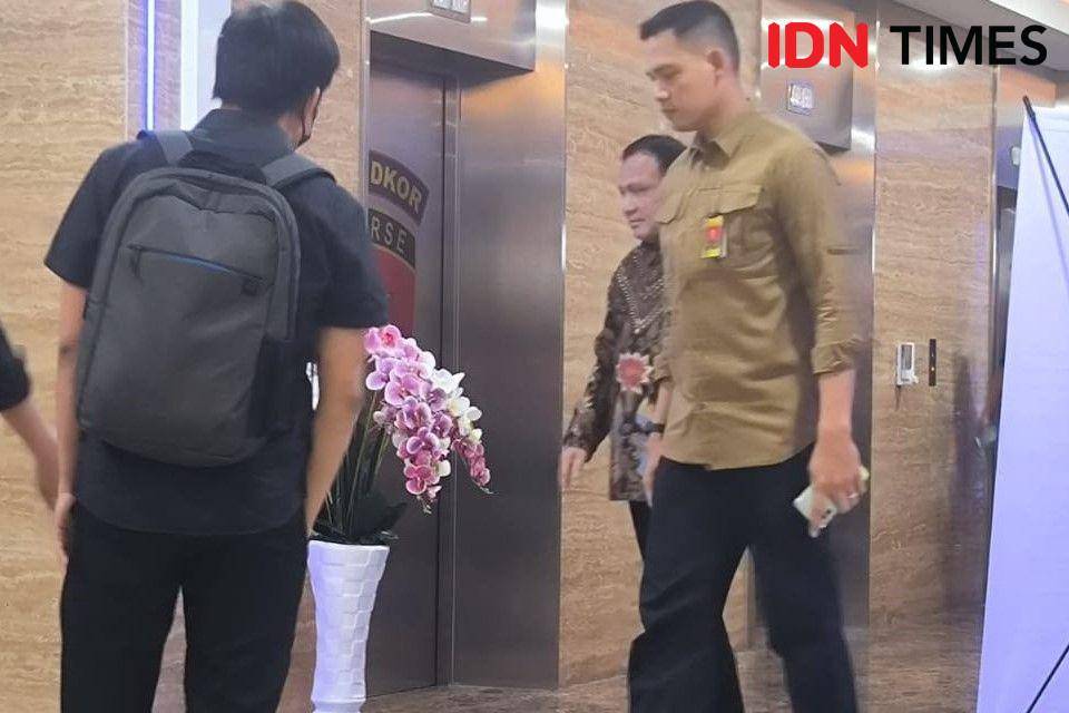 Firli Bahuri saat jalani pemeriksaan di Mabes Polri pada Kamis (16/11/2023). (IDN Times/Irfan Fathurohman)
