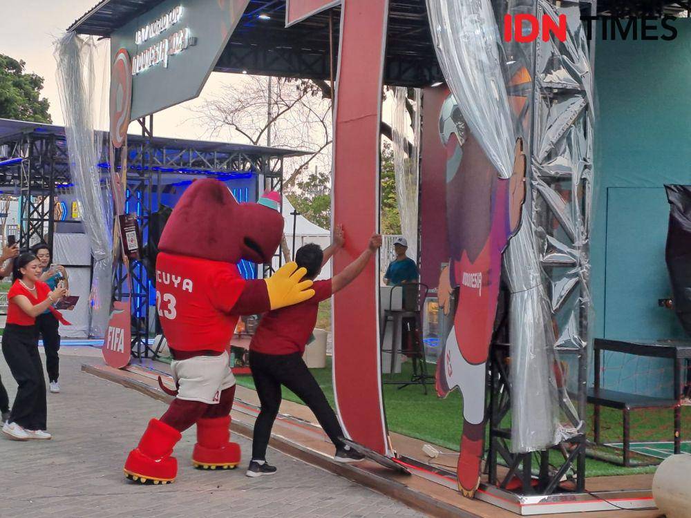 Hujan deras dan angin kencang di kawasan Stadion GBT Surabaya. IDN Times/Ardiansyah Fajar.