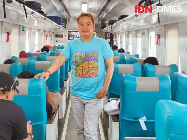 Karya lukisan Ari Nugroho yang dituangkannya ke dalam kaos sebagai kampanye mengembalikan kejayaan lukisan Banyumas, Jumat (17/11/2023).(IDN Times/Sutrisno).