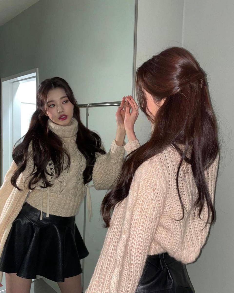 ide mix and match turtleneck ala Wonyoung IVE (instagram.com/for_everyoung10)