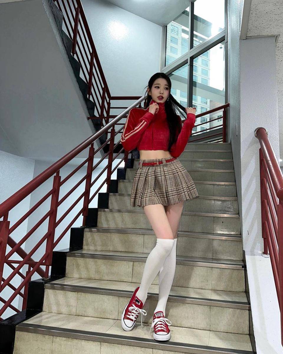 ide mix and match turtleneck ala Wonyoung IVE (instagram.com/for_everyoung10)