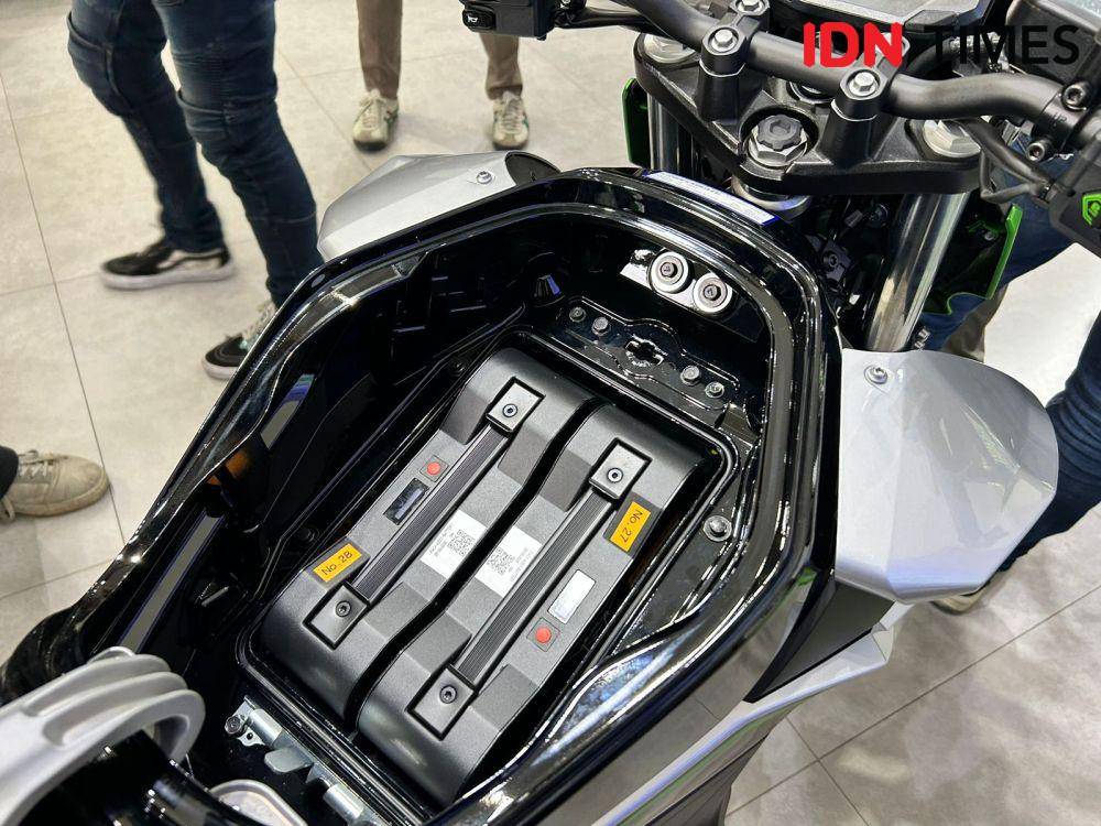 Baterai motor listrik Kawasaki (IDN Times/Fadhliansyah)