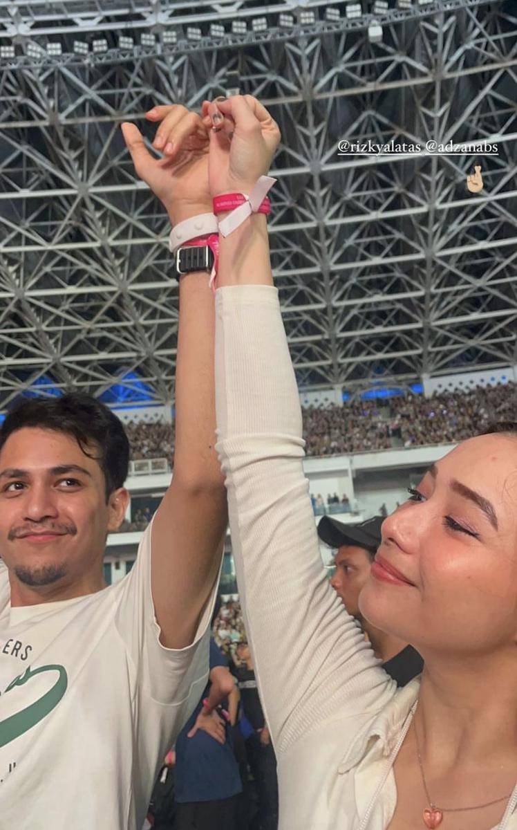 Rizky Alatas dan Adzana Bing Slamet nonton konser Coldplay (instagram.com/rizkyalatas)