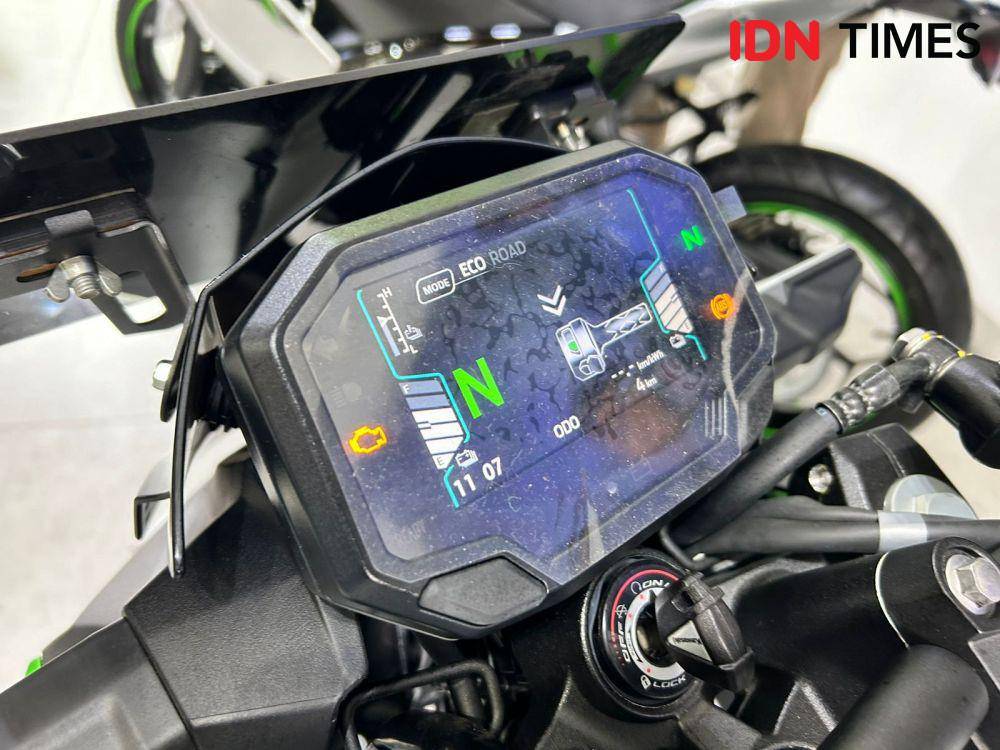 Panel instrumen Kawasaki Z e-1 (IDN Times/Fadhliansyah)