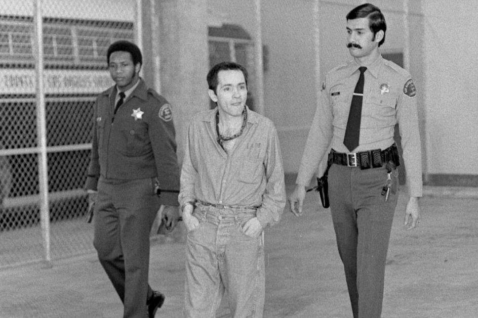 potret Charles Manson (tengah) meninggalkan ruang sidang (commons.wikimedia.org/Fitzgerald Whitney)