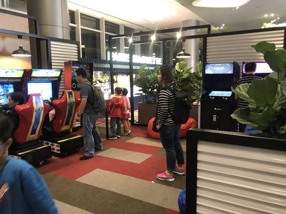 Entertainment Corner (twitter.com/jonrussell)