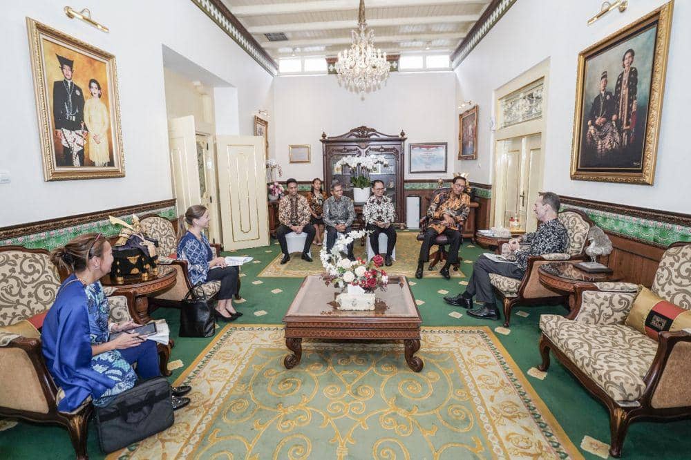 Gubernur Daerah Istimewa Yogyakarta (DIY), Sri Sultan Hamengku Buwono X menerima 120 naskah digital manuskrip Jawa kuno dari Duta Besar Inggris untuk Indonesia yang baru, Dominic Jermey, di Gedhong Wilis Kompleks Kepatihan, Kamis (16/11/2023). (Dok. Istimewa)