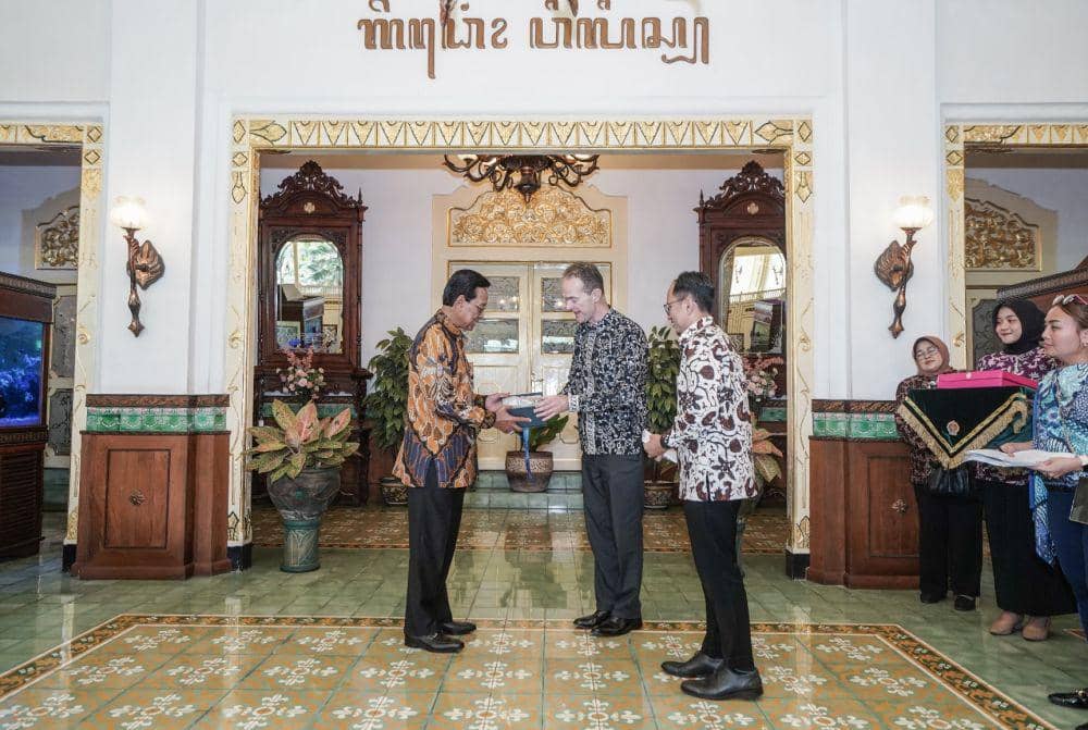 Gubernur Daerah Istimewa Yogyakarta (DIY), Sri Sultan Hamengku Buwono X menerima 120 naskah digital manuskrip Jawa kuno dari Duta Besar Inggris untuk Indonesia yang baru, Dominic Jermey, di Gedhong Wilis Kompleks Kepatihan, Kamis (16/11/2023). (Dok. Istimewa)