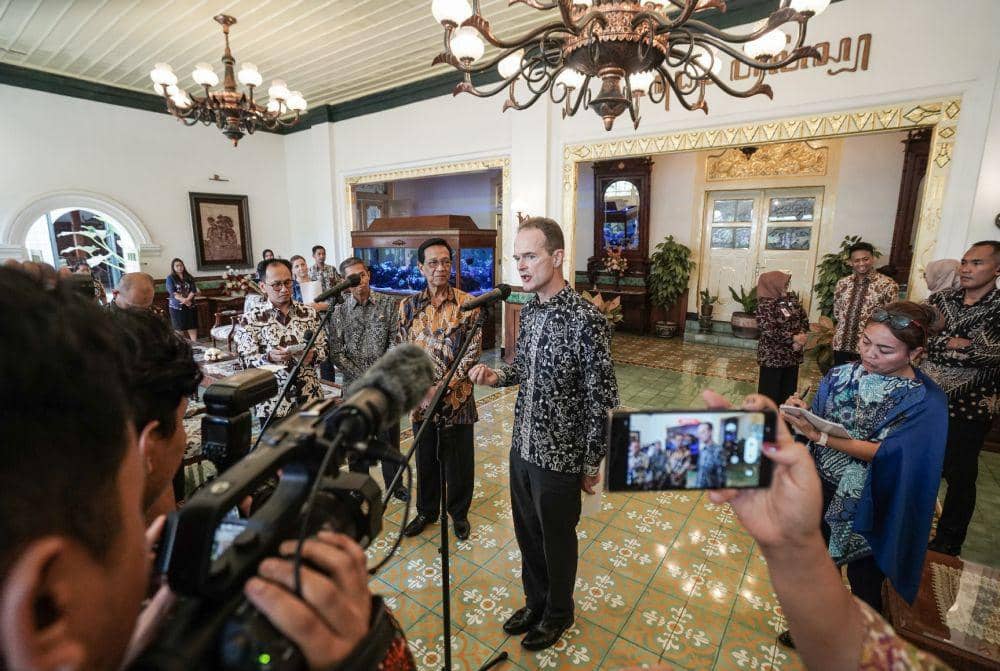 Gubernur Daerah Istimewa Yogyakarta (DIY), Sri Sultan Hamengku Buwono X menerima 120 naskah digital manuskrip Jawa kuno dari Duta Besar Inggris untuk Indonesia yang baru, Dominic Jermey, di Gedhong Wilis Kompleks Kepatihan, Kamis (16/11/2023). (Dok. Istimewa)