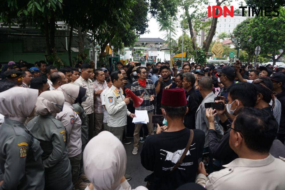 Aliansi Relawan Ganjar Yogyakarta mendatangi Kantor Satpol PP Yogyakarta, Jumat (17/11/2023). (IDN Times/Herlambang Jati Kusumo)
