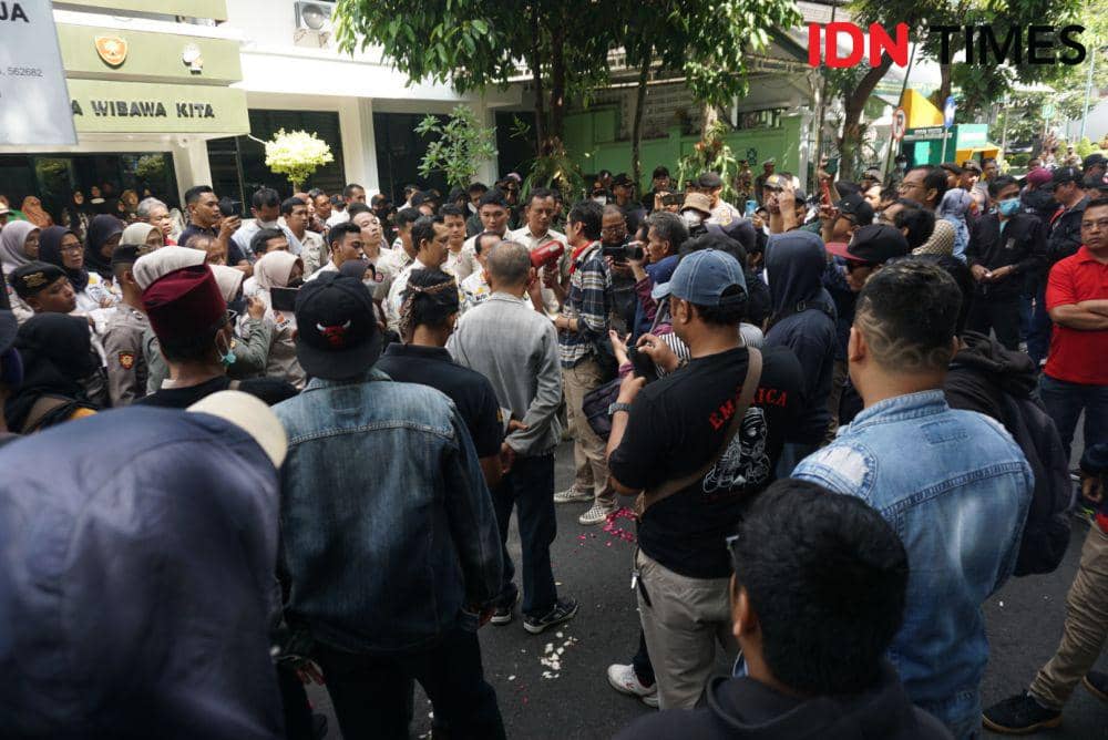 Aliansi Relawan Ganjar Yogyakarta mendatangi Kantor Satpol PP Yogyakarta, Jumat (17/11/2023). (IDN Times/Herlambang Jati Kusumo)