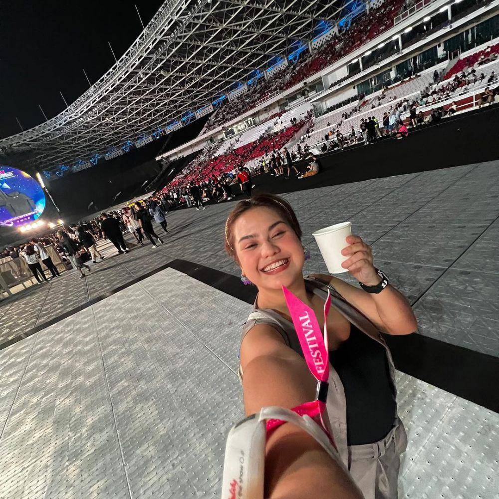 potret Mytha Lestari nonton Coldplay (instagram.com/mytha_lestari)