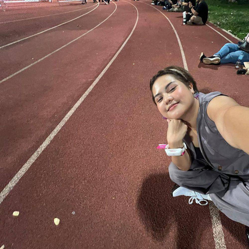 potret Mytha Lestari nonton Coldplay (instagram.com/mytha_lestari)