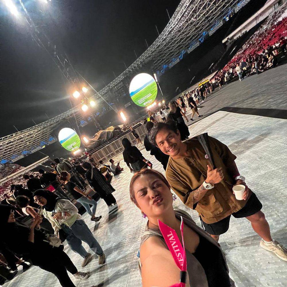potret Mytha Lestari nonton Coldplay (instagram.com/mytha_lestari)