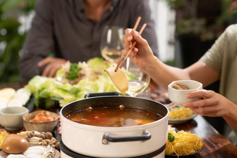 ilustrasi makan sup pedas (freepik.com/freepik)