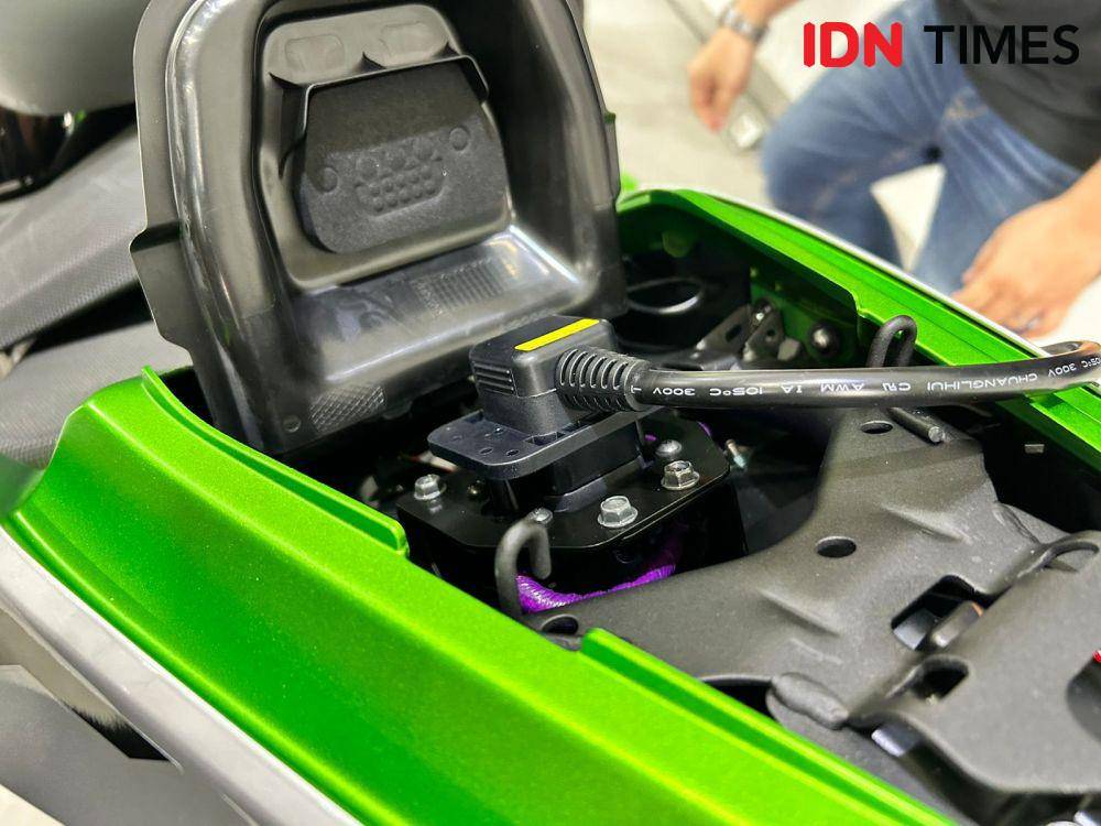 Metode pengecasan off-board motor listrik Kawasaki (IDN Times/Fadhliansyah)