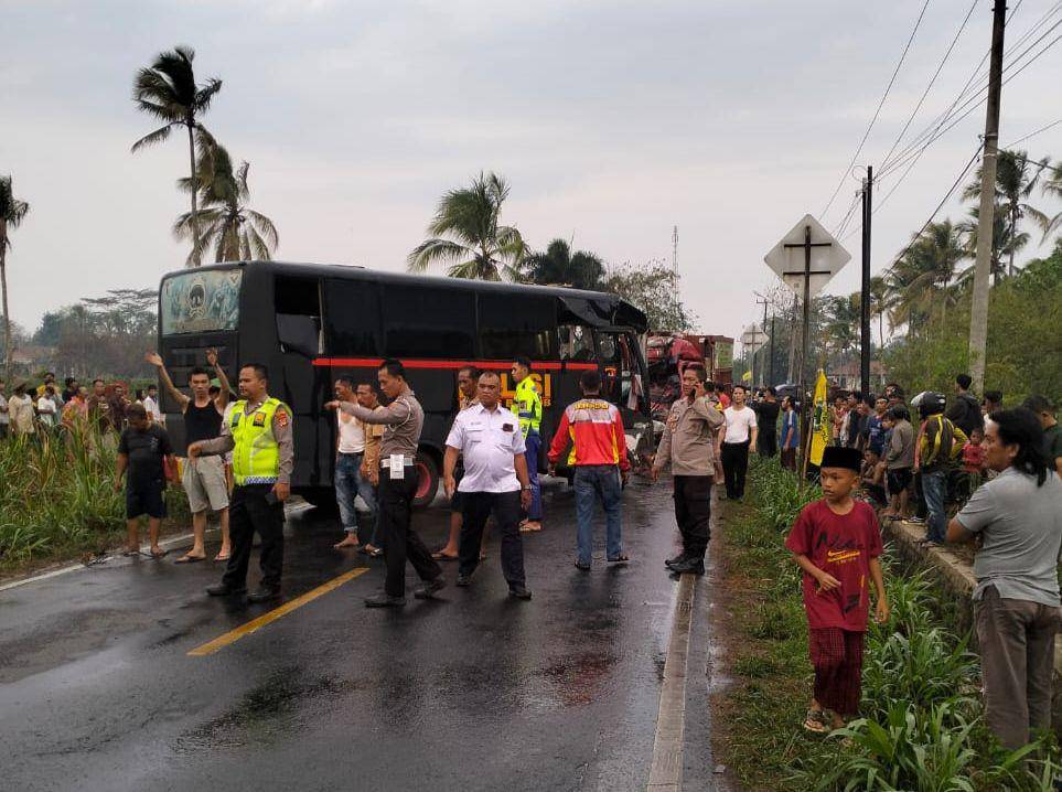 Kecelakaan Bus Brimob tabrakan dengan Truk Gas LPG di Lampung Timur. (Dok. Polres Lamtim).
