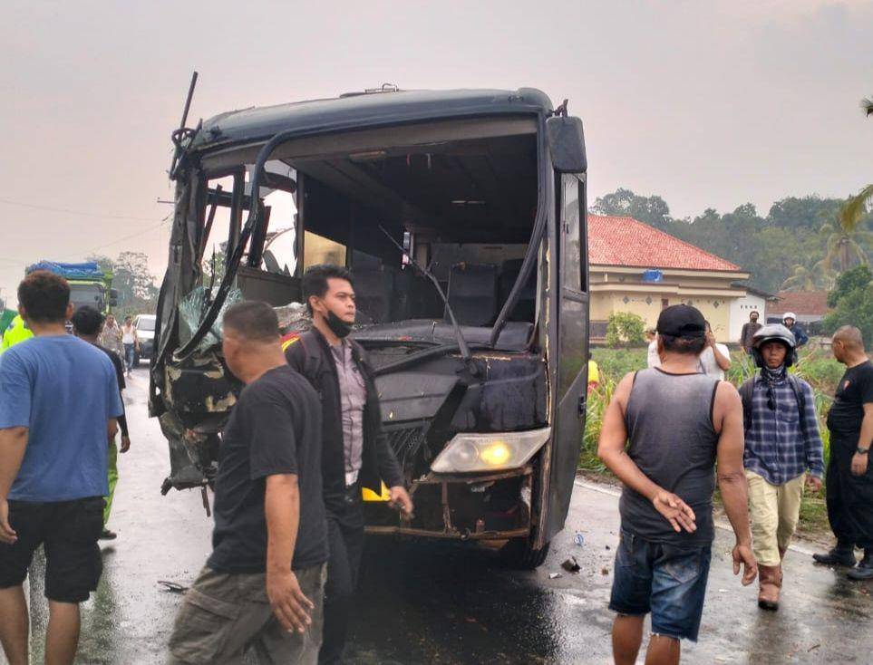 Kecelakaan Bus Brimob tabrakan dengan Truk Gas LPG di Lampung Timur. (Dok. Polres Lamtim).