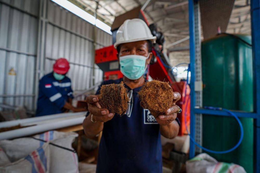 Dewacoco membuat bahan bakar biomassa berbahan sabut kelapa (dok. Dewacoco)