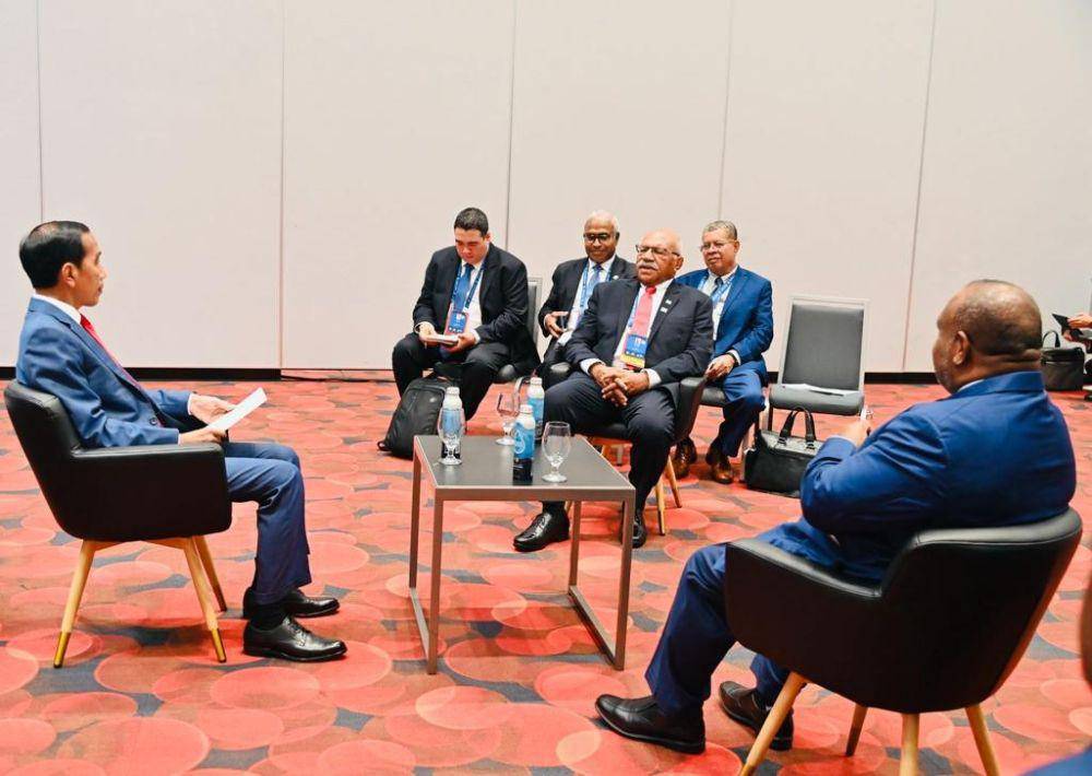 Jokowi melakukan pertemuan trilateral bersama Perdana Menteri Papua Nugini, James Marape dan Perdana Menteri Fiji, Sitiveni Rabuka di Amerika (dok. Sekretariat Presiden)