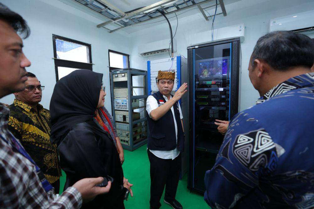Menteri Komunikasi dan Informatika (Menkominfo), Budi Arie Setiadi, melakukan kunjungan kerja ke Banyuwangi, Jumat (17/11/2023). Selain meninjau pelaksanaan Smart Kampung, Menteri Budi juga meresmikan pemancar digital Lembaga Penyiaran Publik (LPP) TVRI. (Dok. Pemkab Banyuwangi)