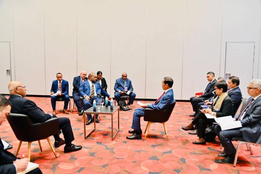 Jokowi melakukan pertemuan trilateral bersama Perdana Menteri Papua Nugini, James Marape dan Perdana Menteri Fiji, Sitiveni Rabuka di Amerika (dok. Sekretariat Presiden)