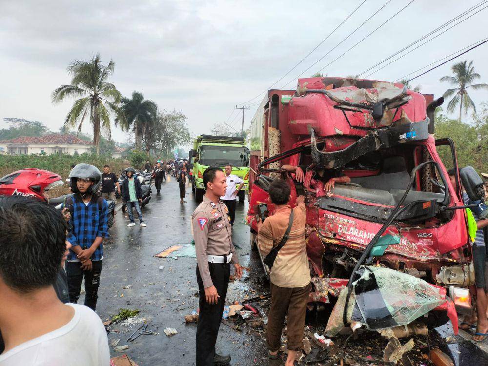 Kecelakaan Bus Brimob tabrakan dengan Truk Gas LPG di Lampung Timur. (Dok. Polres Lamtim).