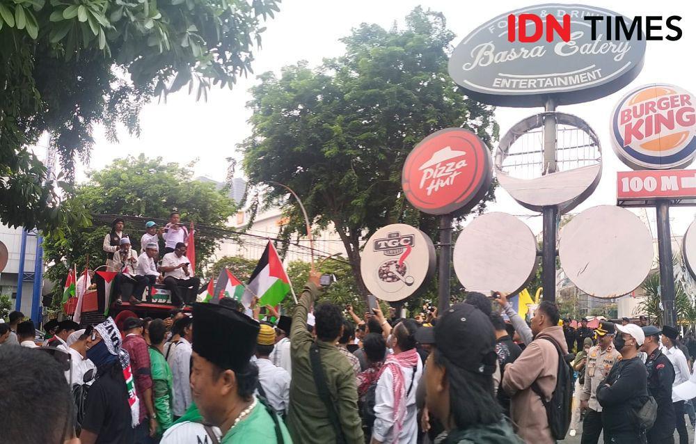Aksi Bela Palestina Minta Restoran Cepat Saji yang Dukung Israel Tutup